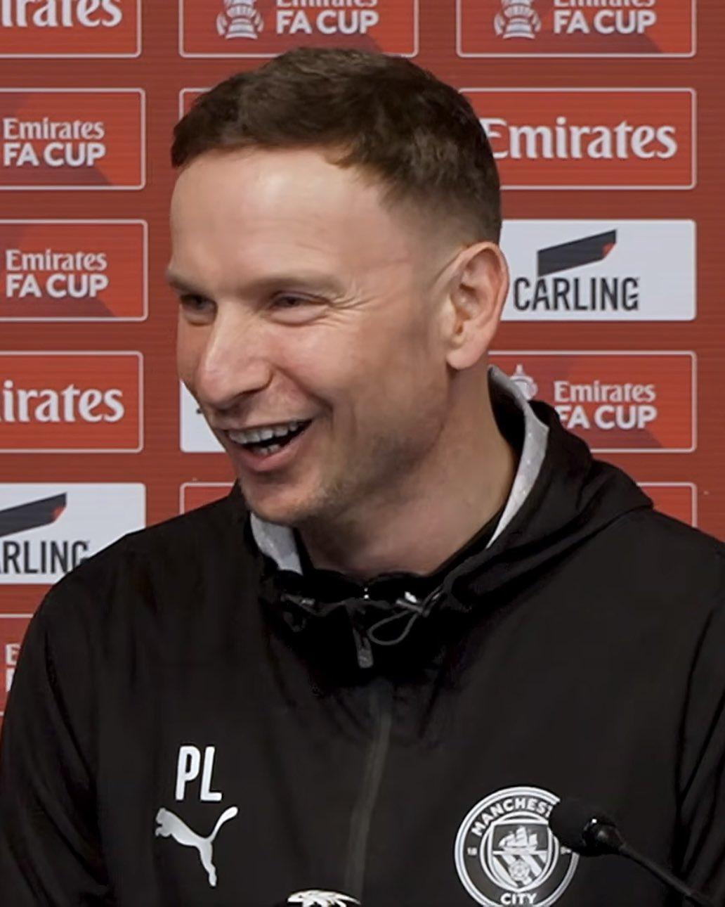 【小胡真棒】曼城4-0利物浦，佩普·林德斯称赞了胡桑诺夫的表现：“每次我在训练场