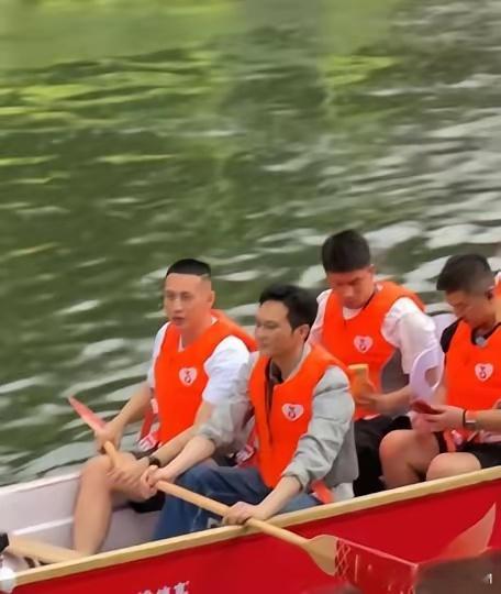 张智霖划龙舟！6月17日，不少网友透露，在广东猎德见到了张智霖，他和当地人一起划