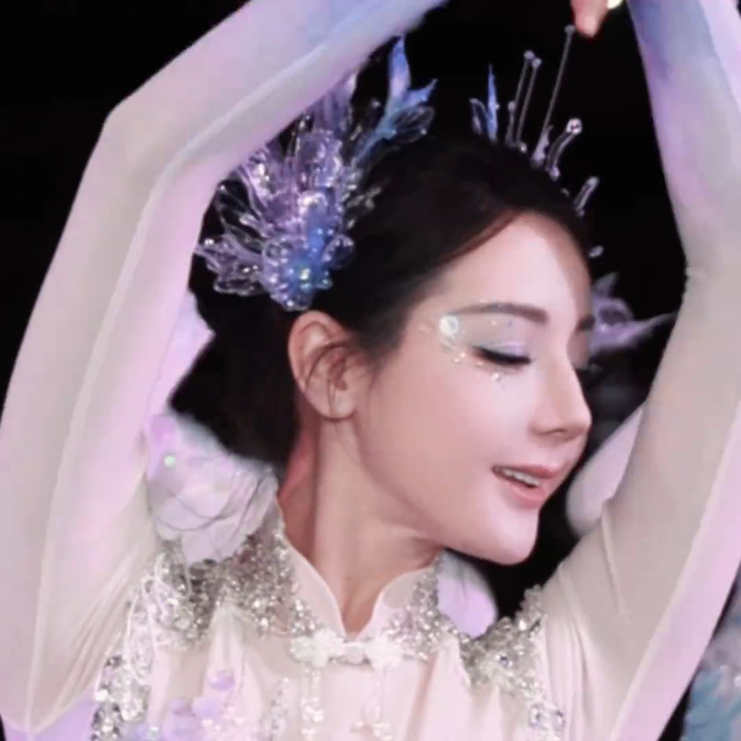 【#迪丽热巴春晚舞台立上游好惊艳#】美得像从春江里走出的人鱼公主，身姿轻盈灵动，