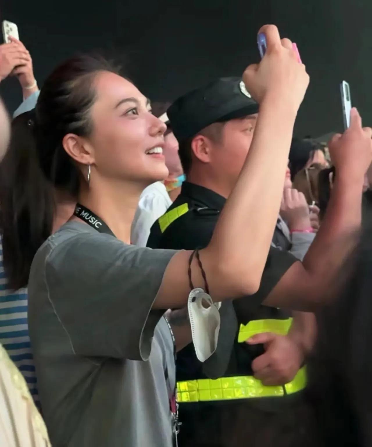 这是哪个女星啊，颜值也太高了吧？生图长这样，羡慕哭。#明星生图#