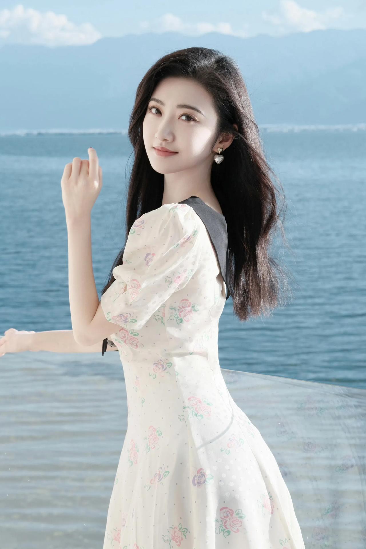 谁懂啊！景甜这组图直接把我美晕了！碎花小裙子配黑领结，甜得刚刚好！往水边一