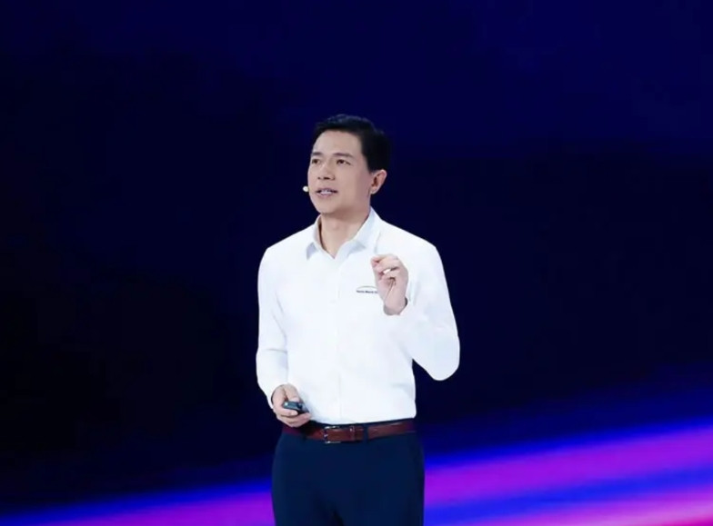 【百度突然大转向：抛弃万亿参数，不再炫技】50多岁李彦宏站在百度世界大会的舞
