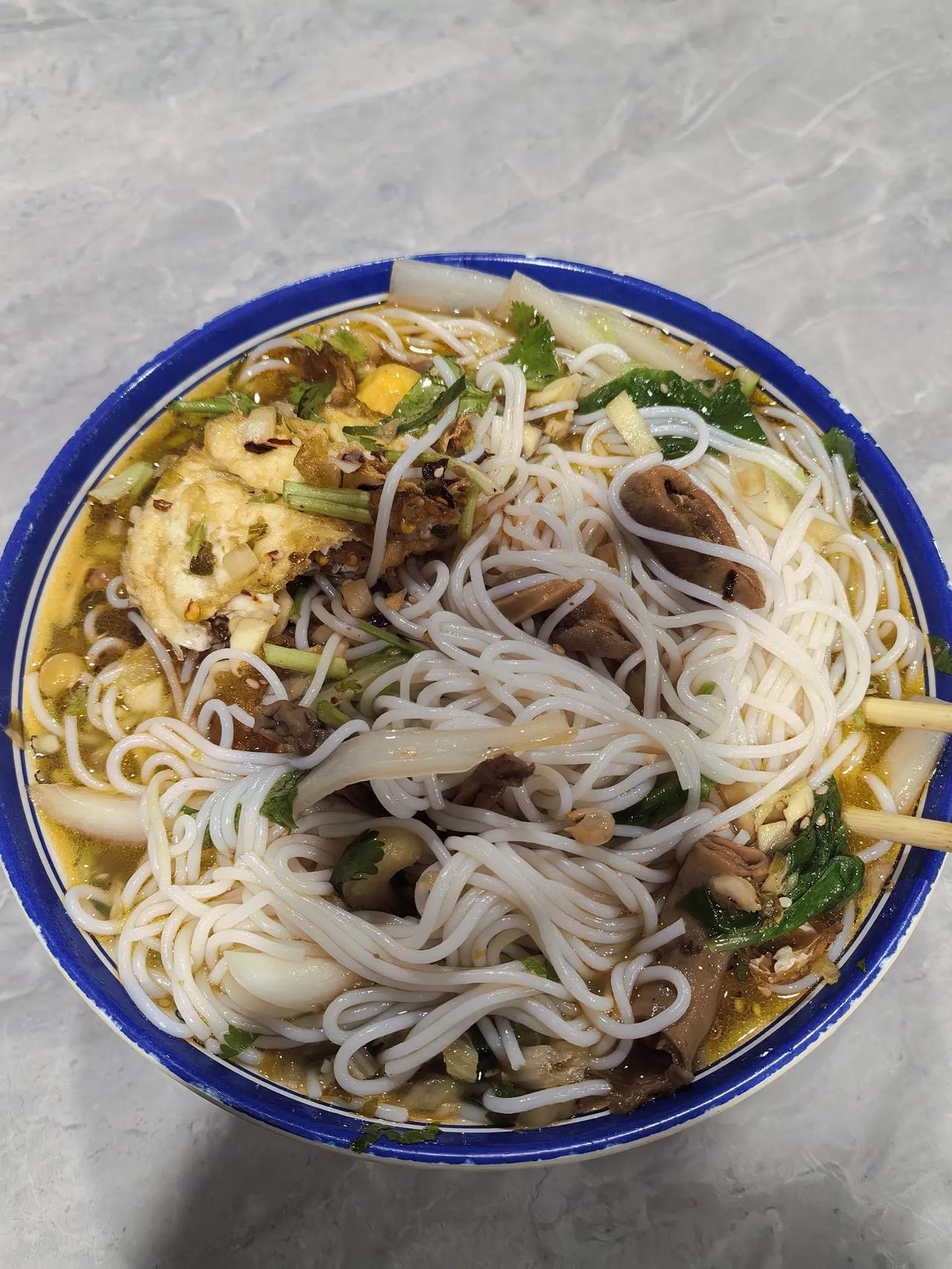 大家觉得这碗肥肠牛肉米线12元怎么样啊，随便加米线，还有一个炸鸡蛋啊，有没有觉得