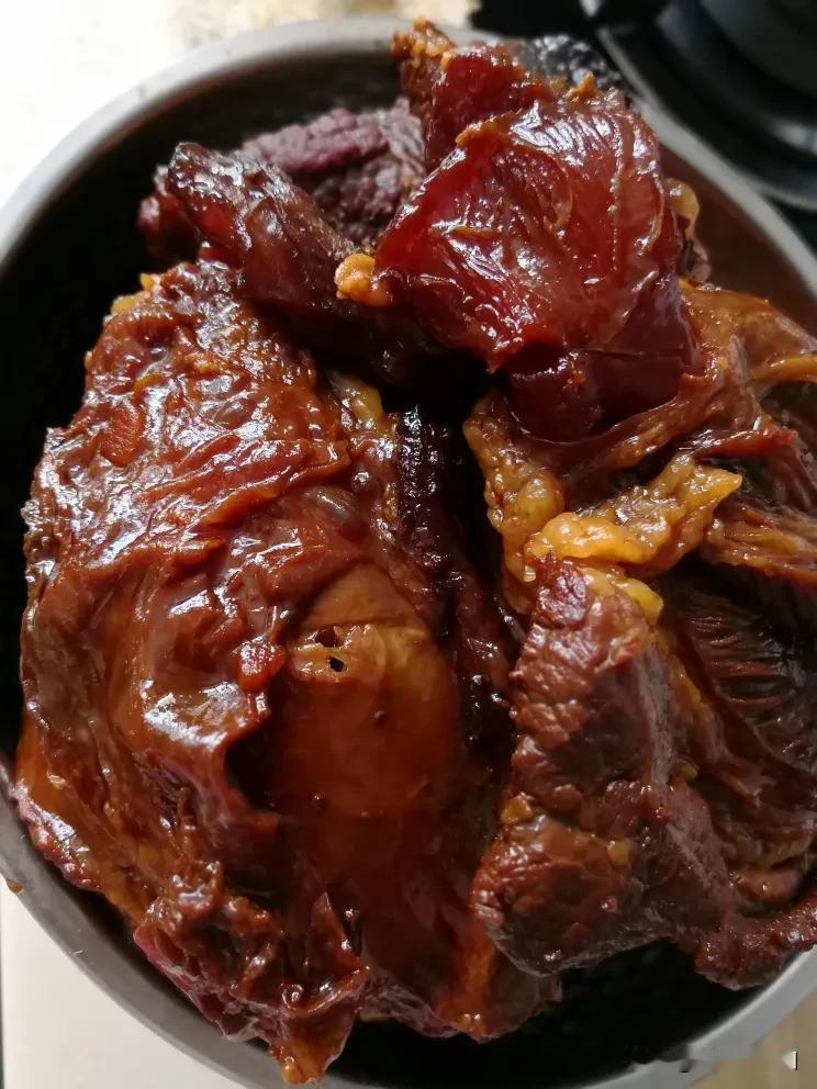 家庭版酱牛肉做法。1、牛腱子买回来，钢钎扎小孔，冷水浸泡不低于两小时，泡出血水