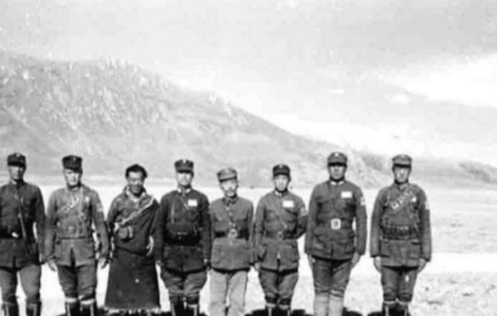 1950年，一支解放军先遣队踏入了荒无人烟的赛图拉哨所，本以为这片边疆早已被遗弃