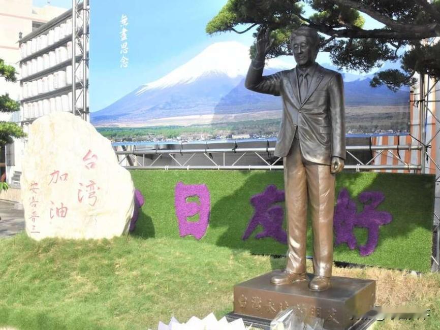 两名日本籍男子在台北繁华街西门町手举五星红旗并高喊“台湾是中国的”，之后被台湾驱