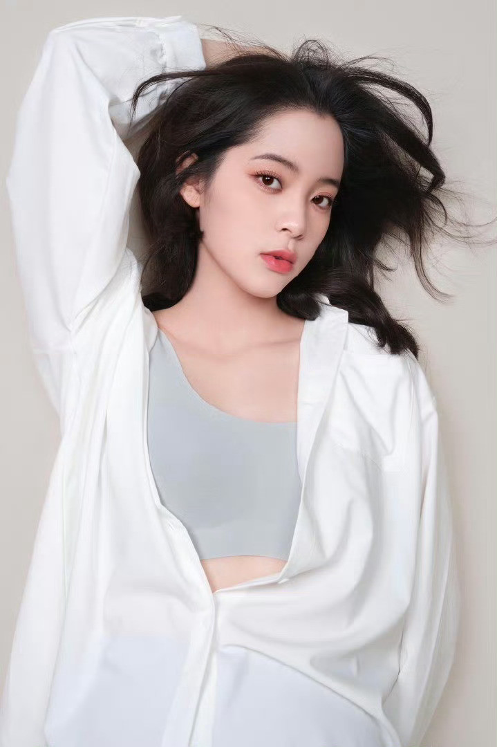 欧阳娜娜，纯美穿搭代言大片。欧阳娜娜