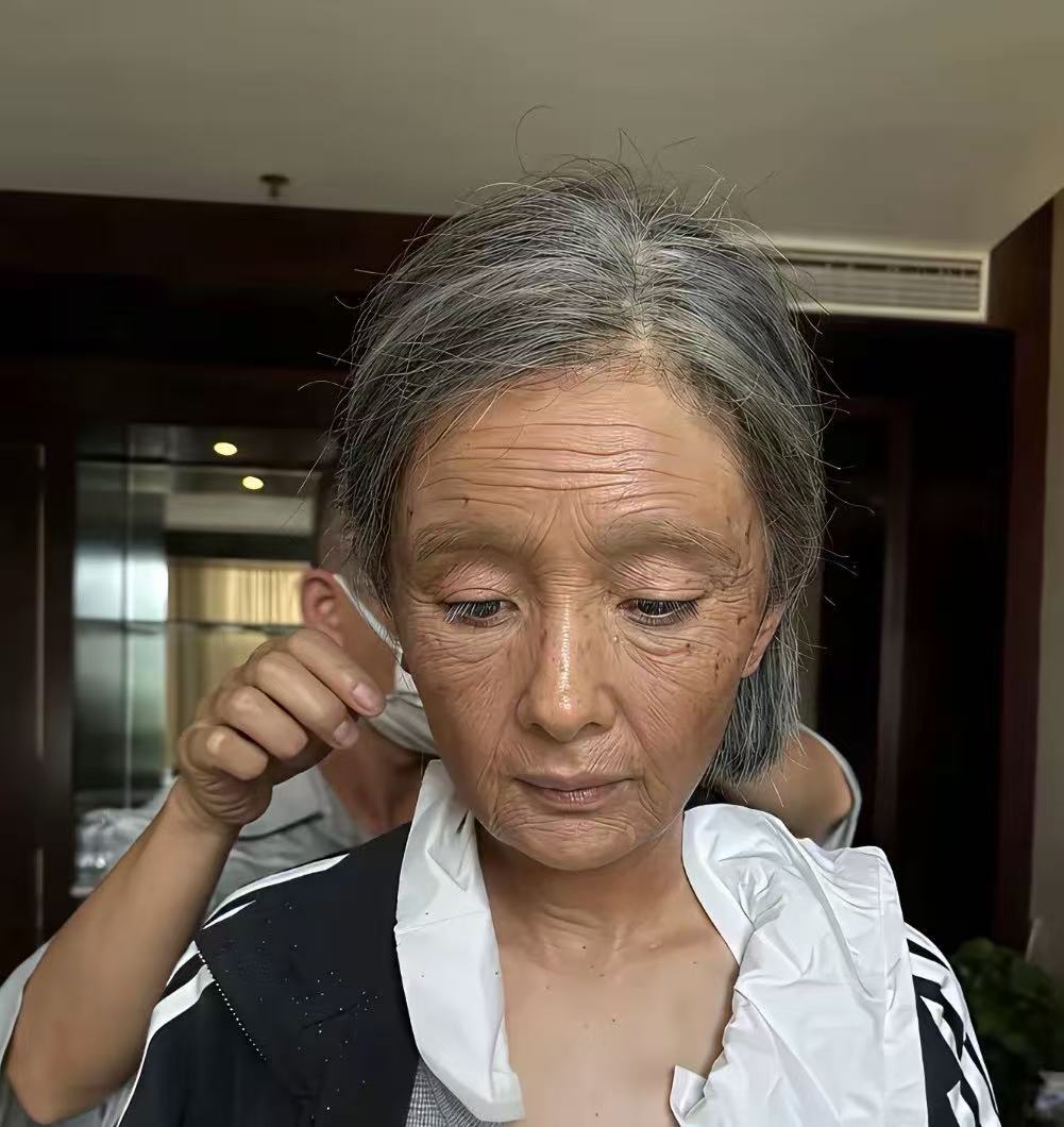 这化妆师太厉害了，化的太逼真了！你们服不服？