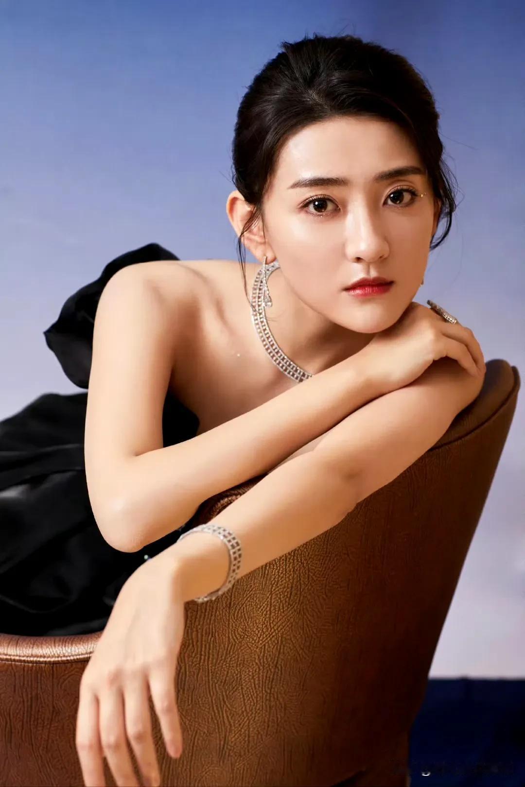 梁洁穿黑色拖地长裙也太美了吧！丝缎质感的裙子衬得她优雅极了。抹胸设计搭配层叠褶皱