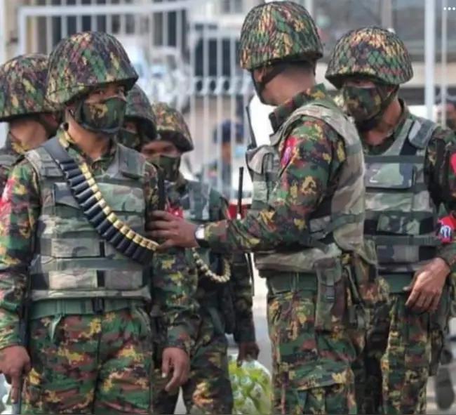 缅军刚进入抹谷城区立足未稳，就与城郊的人民防卫军爆发了冲突。冲突地点在抹谷西部的