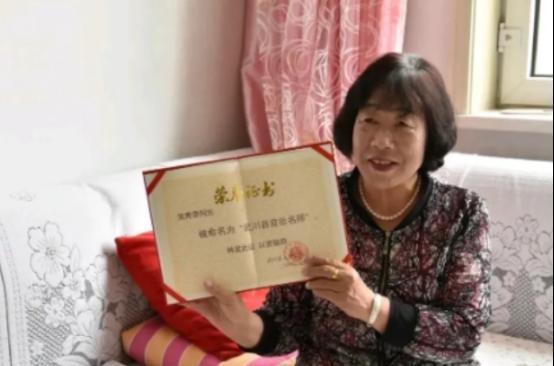 1987年，内蒙古一名男生考上大学后兴奋地告诉女老师这个好消息，女老师听后非常开