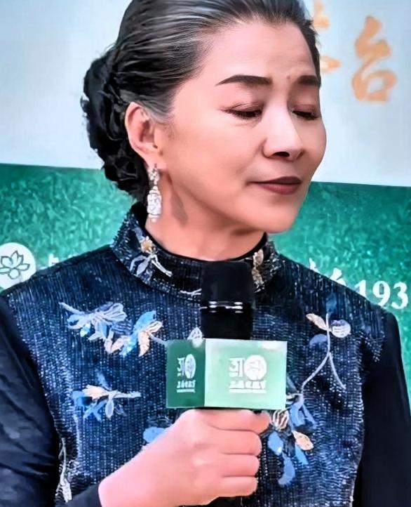 倪萍发了一条长文，说迟蓬拿奖那晚，三个老太太折腾了一宿没睡。迟蓬领完奖，对着