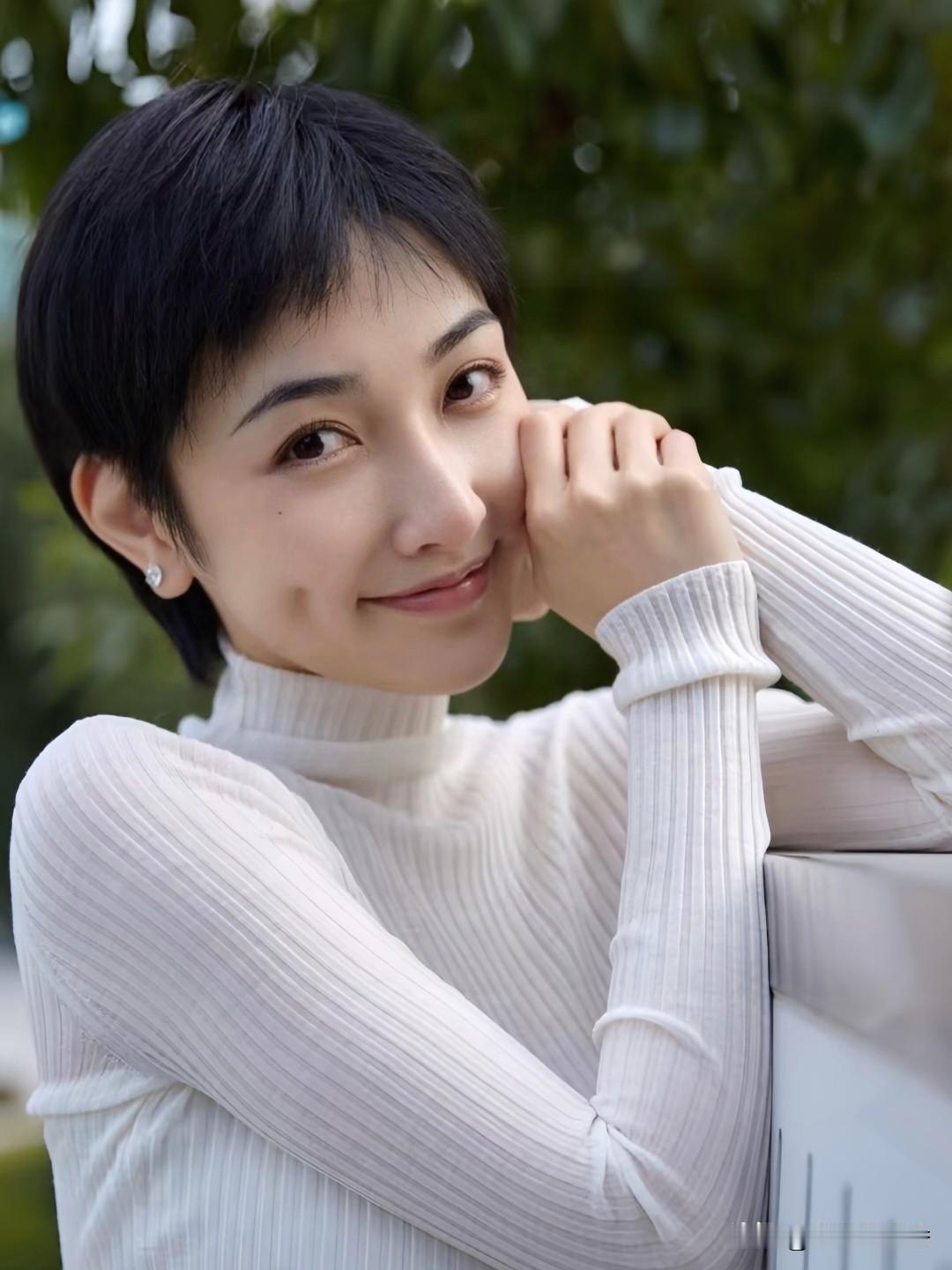 清晨偶遇治愈画面，好看的气质真的很养心…清晨拿起手机刷到这张照片，瞬间觉