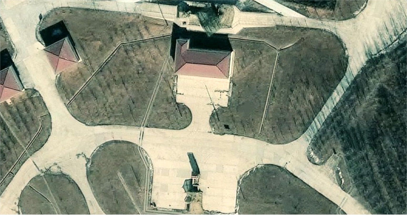外网军迷发现又一处原红旗-12防空导弹阵地现已换装为红旗-20，且搭配部署了一台