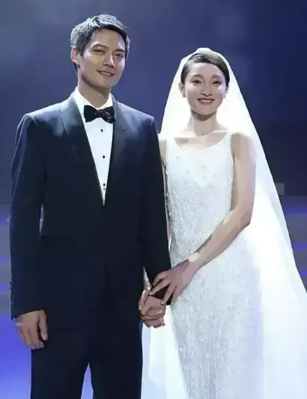 1999年，周迅正跟男友贾宏声在家看电视，节目中朴树脖子上的项链引起了贾宏声的注