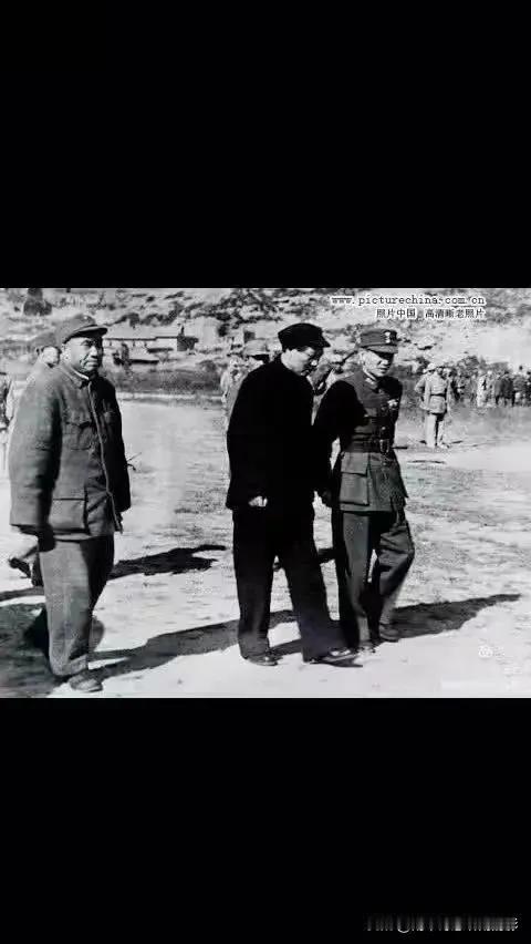 这张相片是1945年，毛主席在重庆谈判时所拍摄的照片，当时抗日战争已经胜利，为了