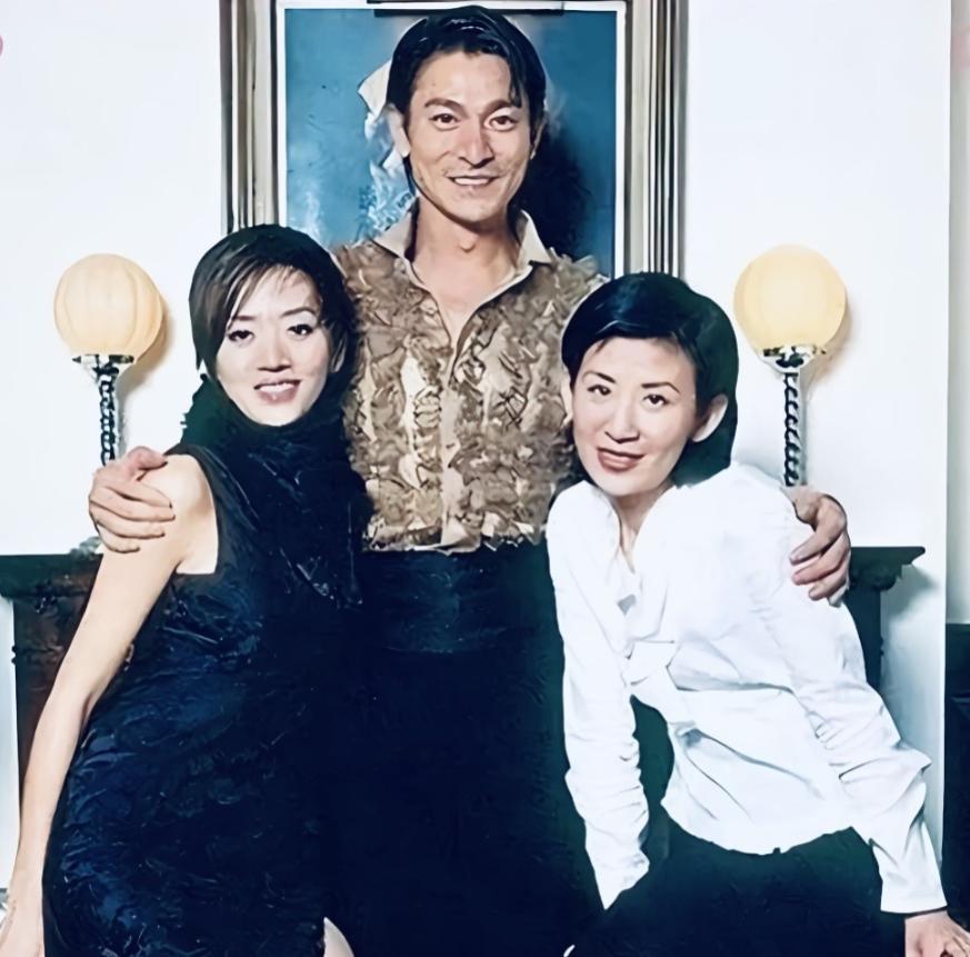 2003年香港养和医院，弥留之际的梅艳芳虚弱得几乎说不出话，多她曾叮嘱保镖，有两