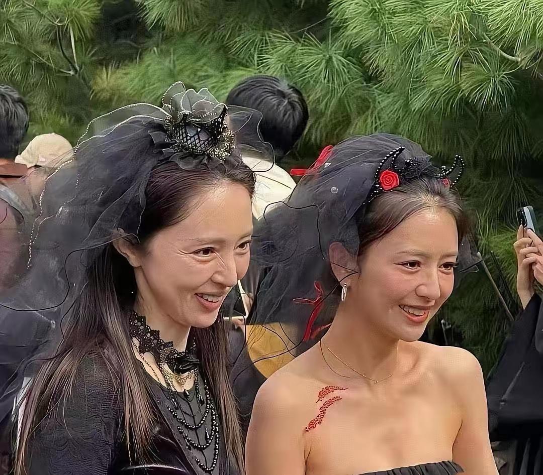 他俩这造型真服了，果然离开了美颜，明星也不能看了。