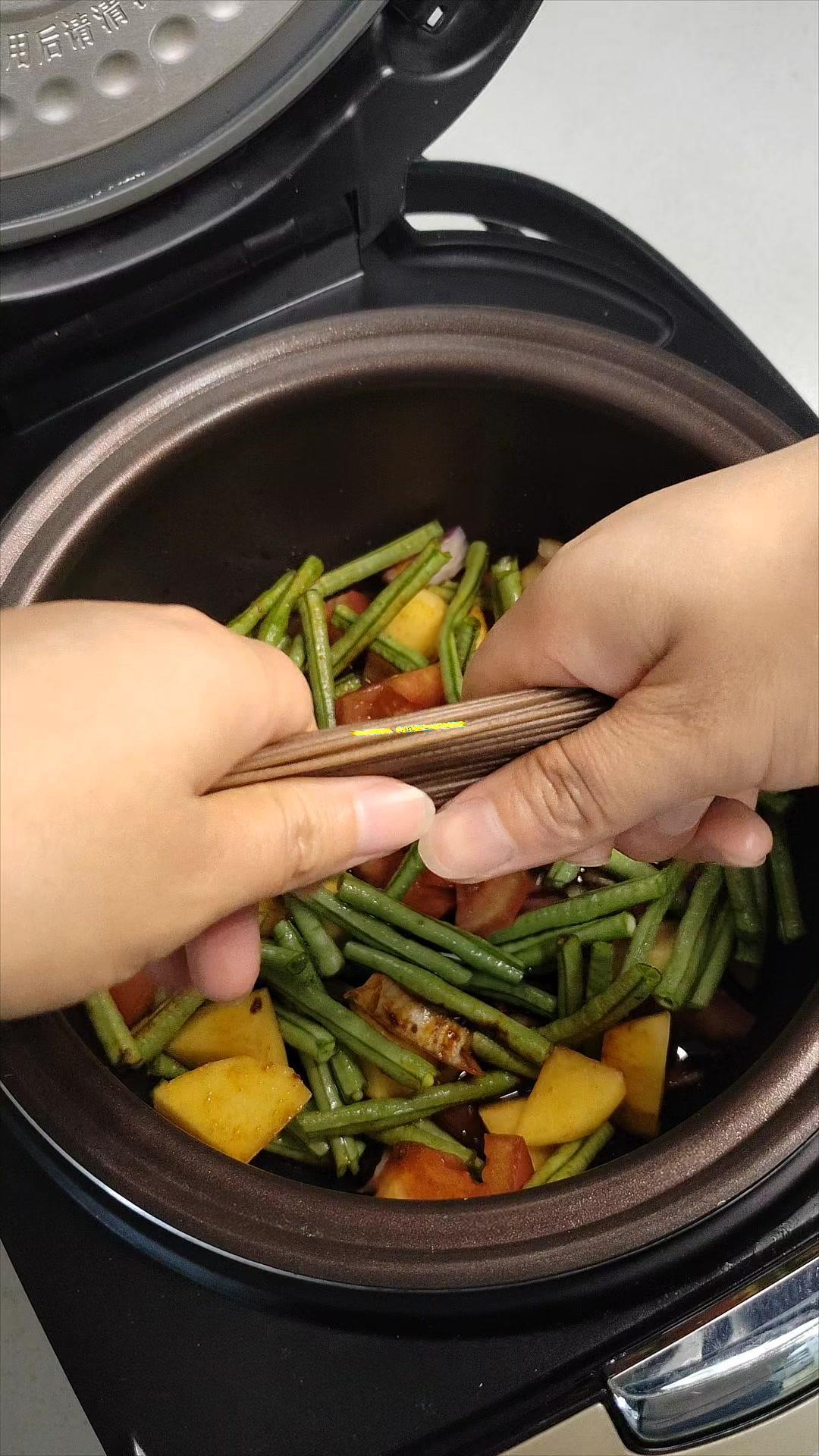✨懒人们，用电饭锅做这道番茄豆角焖面，真的香迷糊了，谁吃谁知道。🍳食材：