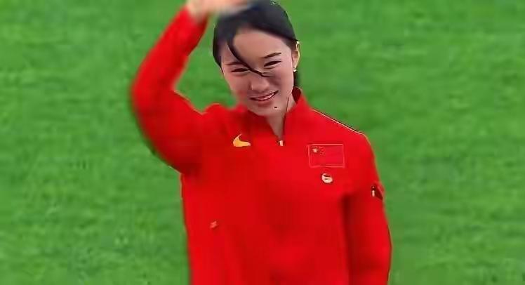 中学老师接机陈妤颉：欢迎回家她是中国乃至亚洲百年罕见的短跑奇才，中国短跑的新锐