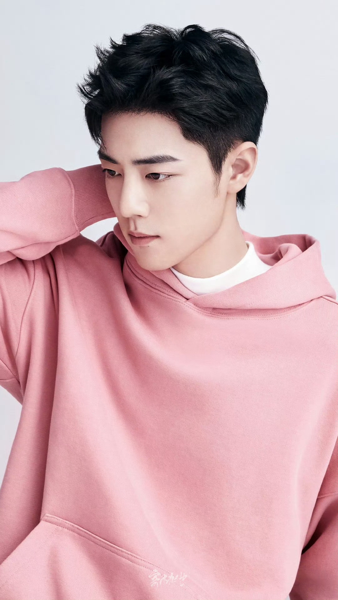 肖战2号飞青岛进组粉色系的战，超帅的！