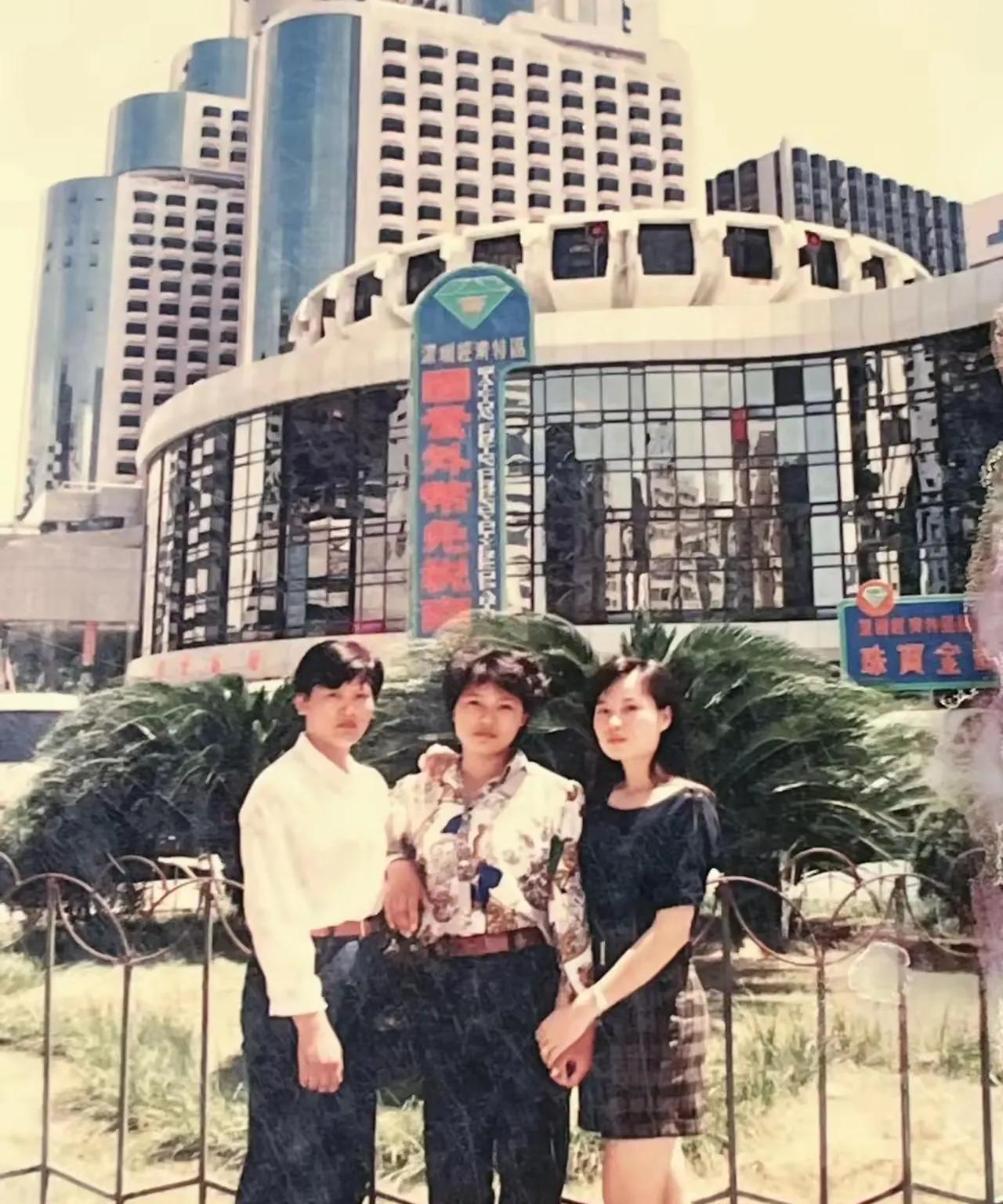 这张照片拍摄于1992年，广西壮族自治区桂林市高中毕业生（右）到深圳投奔表姐找工