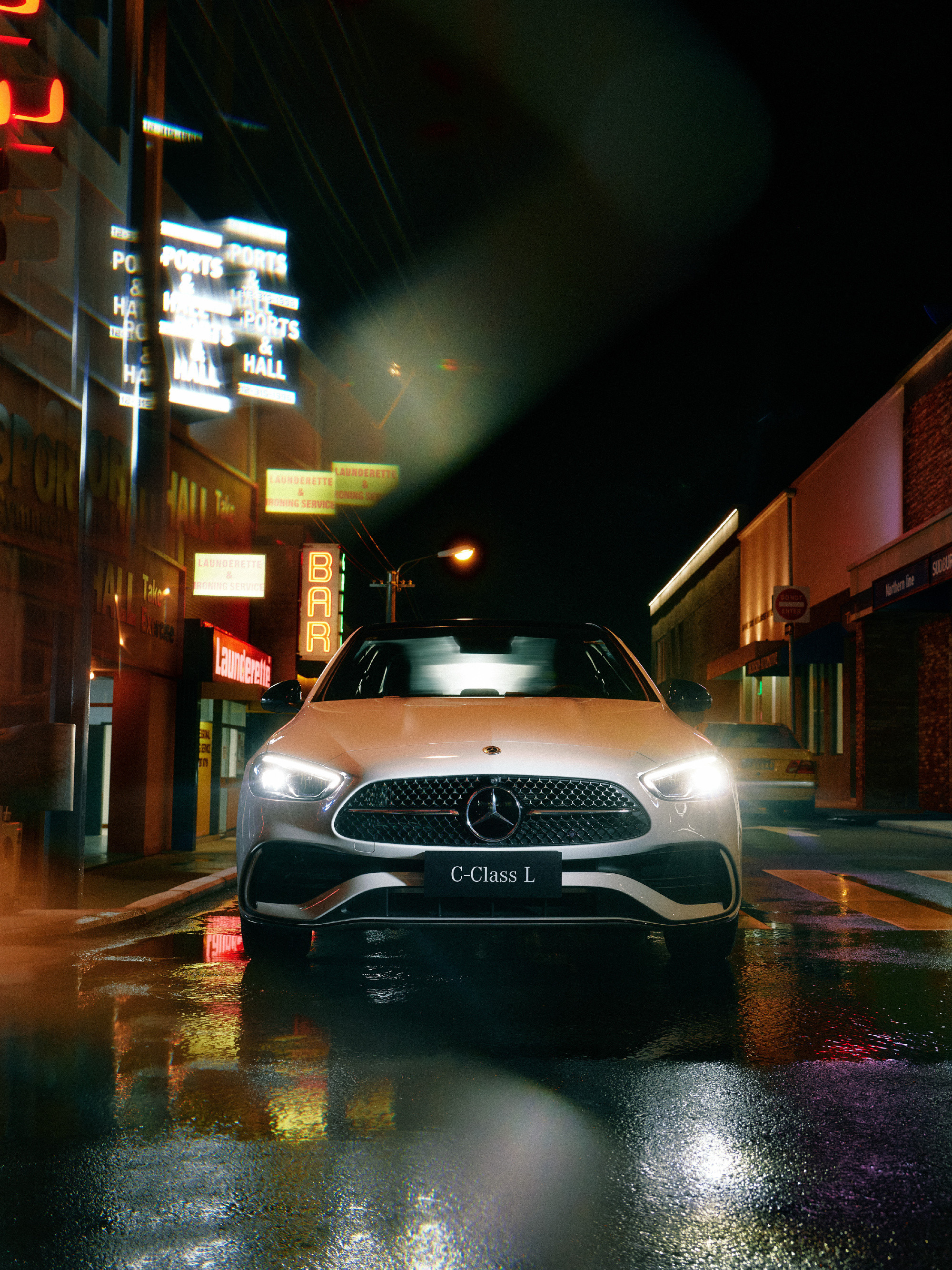 雨夜的奔驰C级格外优雅