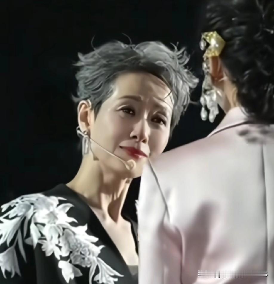 叶童这眼神，只有被真爱过的人才懂！痞帅痞帅的，越老越有味道。她眼里那种深