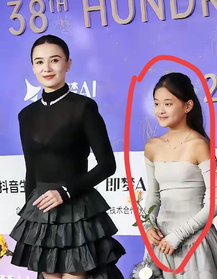 梅婷啊梅婷，你是不是有点太着急了！怎么能把自己12岁的女儿打扮的这么成熟，简