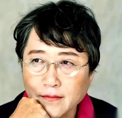 半夜刷到个哥们在朋友圈破防大骂：“老子不抽不赌，不去外面乱混，下班就回家，她凭什