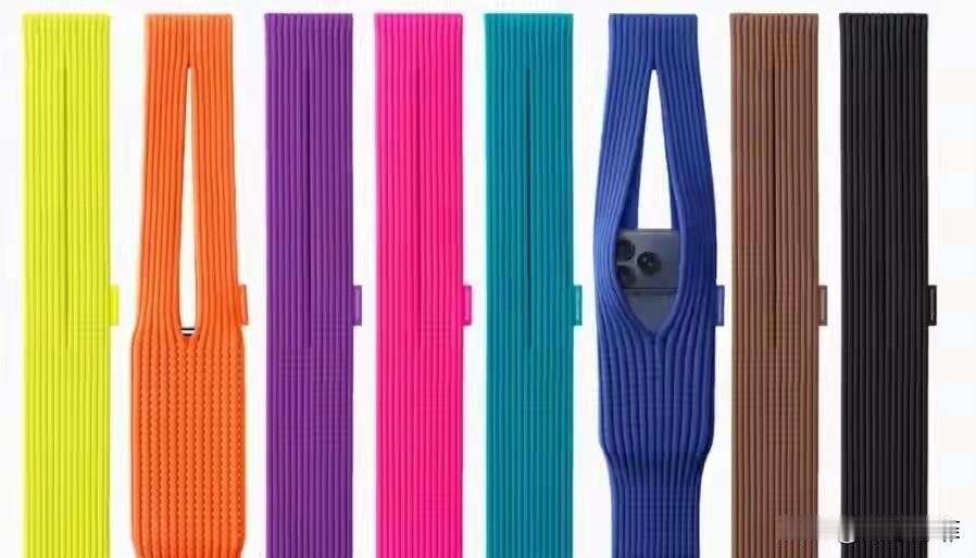 苹果和三宅一生联名出了款针织手机包，一开售，半小时内官网和线下店就被抢空，有人吐