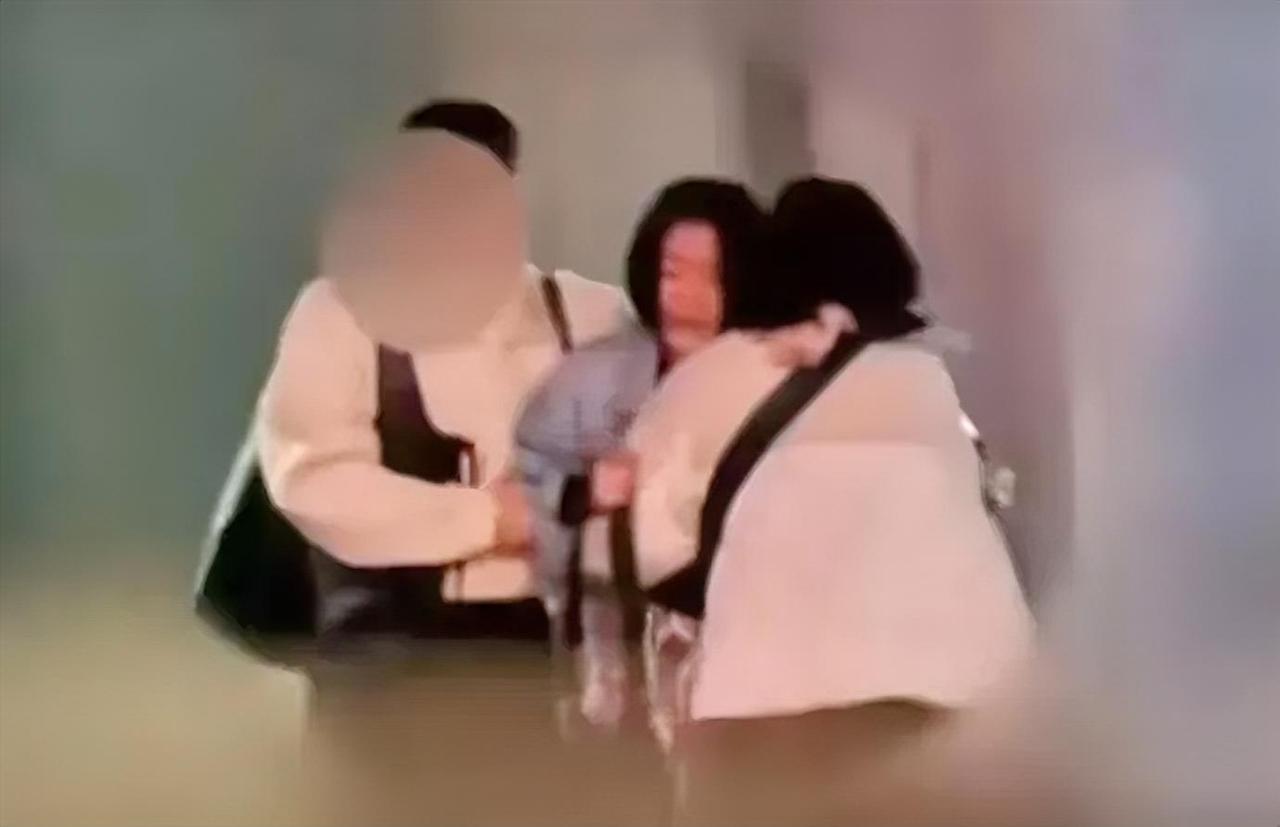 小S在台北街头崩溃大哭。趴在助理肩上，放声痛哭，被搀扶着离开。消息一出，