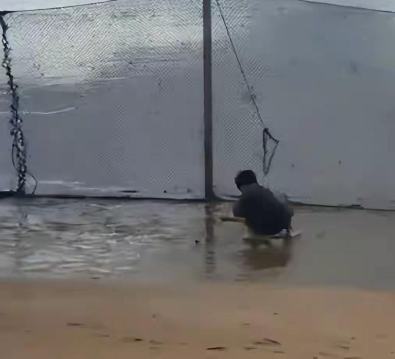 太离谱了！浙江宁波，一对小夫妻在国庆长假去海边赶海，去海边沙滩是踩泥挖蛤捡螺，想