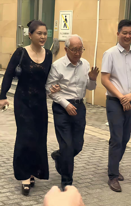 92岁原中央美院院长靳尚谊老先生带着46岁娇妻祁艳参加活动，不得不说，靳老真是老