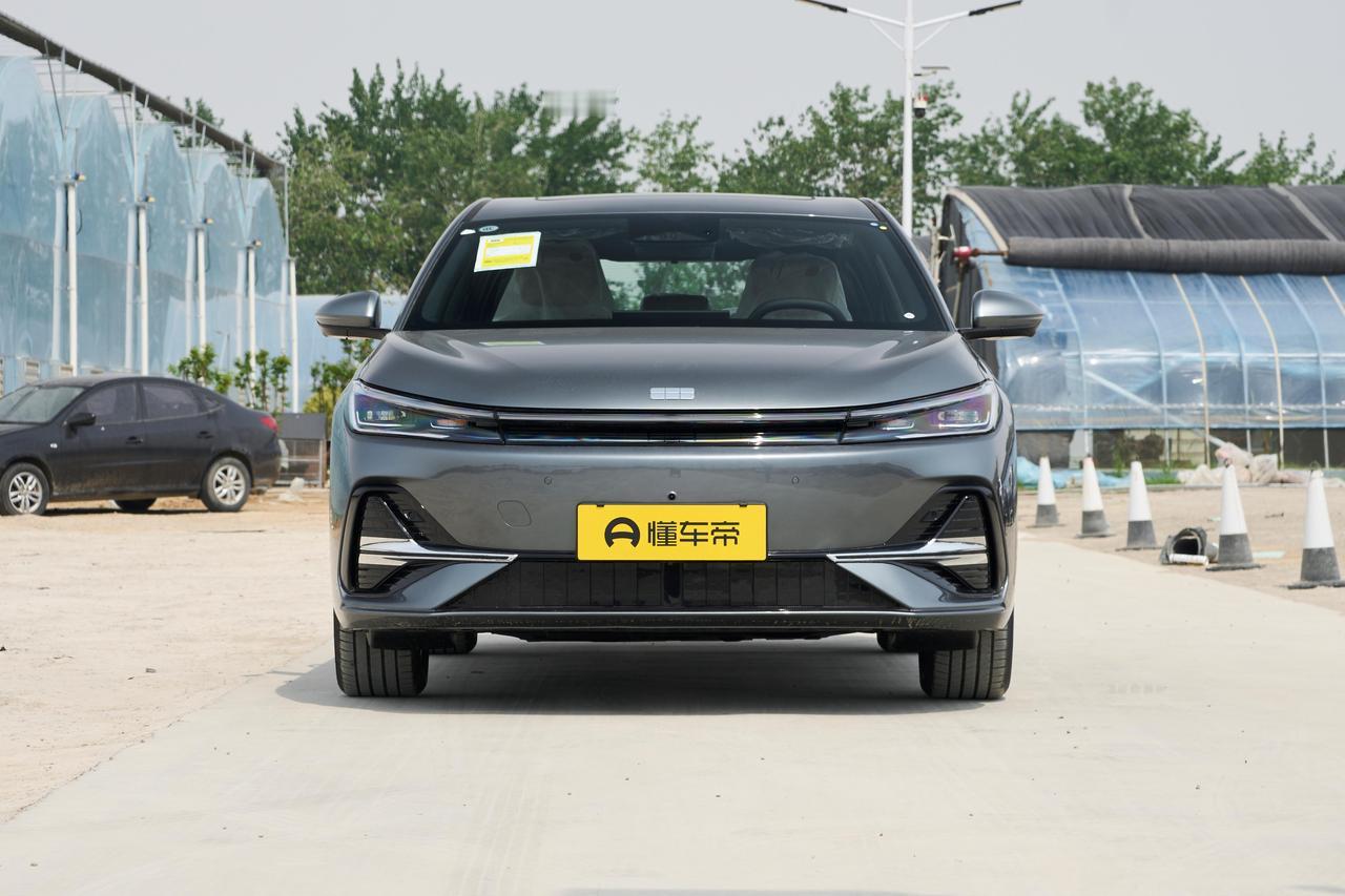主打家用代步的吉利银河A7PHEV，外观造型走简约大气路线，设计干净利落没有多