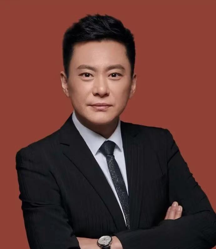 曹颖老公估计后槽牙都要咬碎了吧！不是因为她老婆得了癌症，也不是因为他不赚钱养