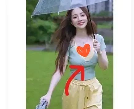 怪不得李小璐最近几天，连连上热搜，原来是在为她自己创立的服装品牌做铺垫呢！她的