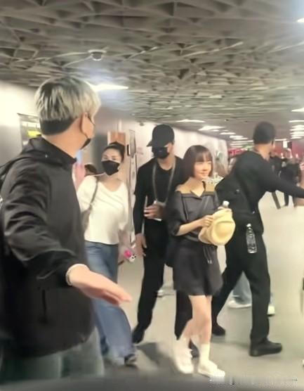 事实证明，被爱包围的女人不容易老。王菲现身谢霆锋音乐会，休闲装个头高挑，天鹅颈