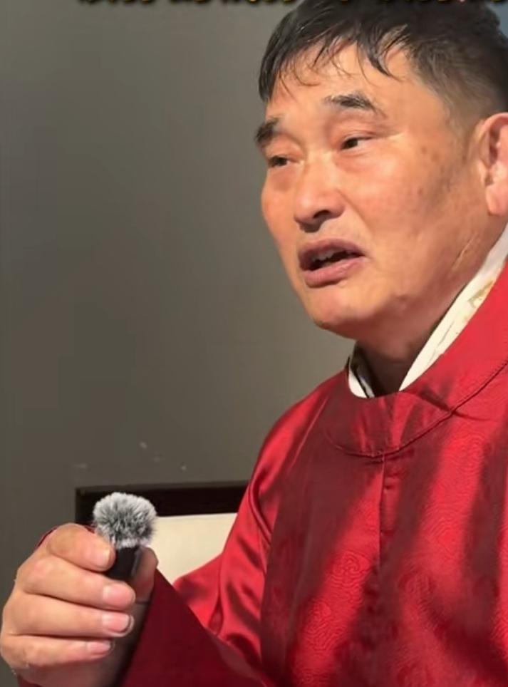 大衣哥朱之文接受《第一现场》专访时称，有人邀他跨界演戏，不过他婉拒了。大衣哥诚