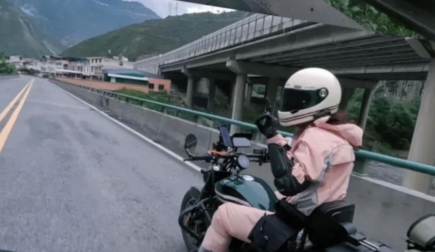 近日，一位摩旅博主在社交平台分享自己在山东费县的暖心经历，引发关注。该博主表示，