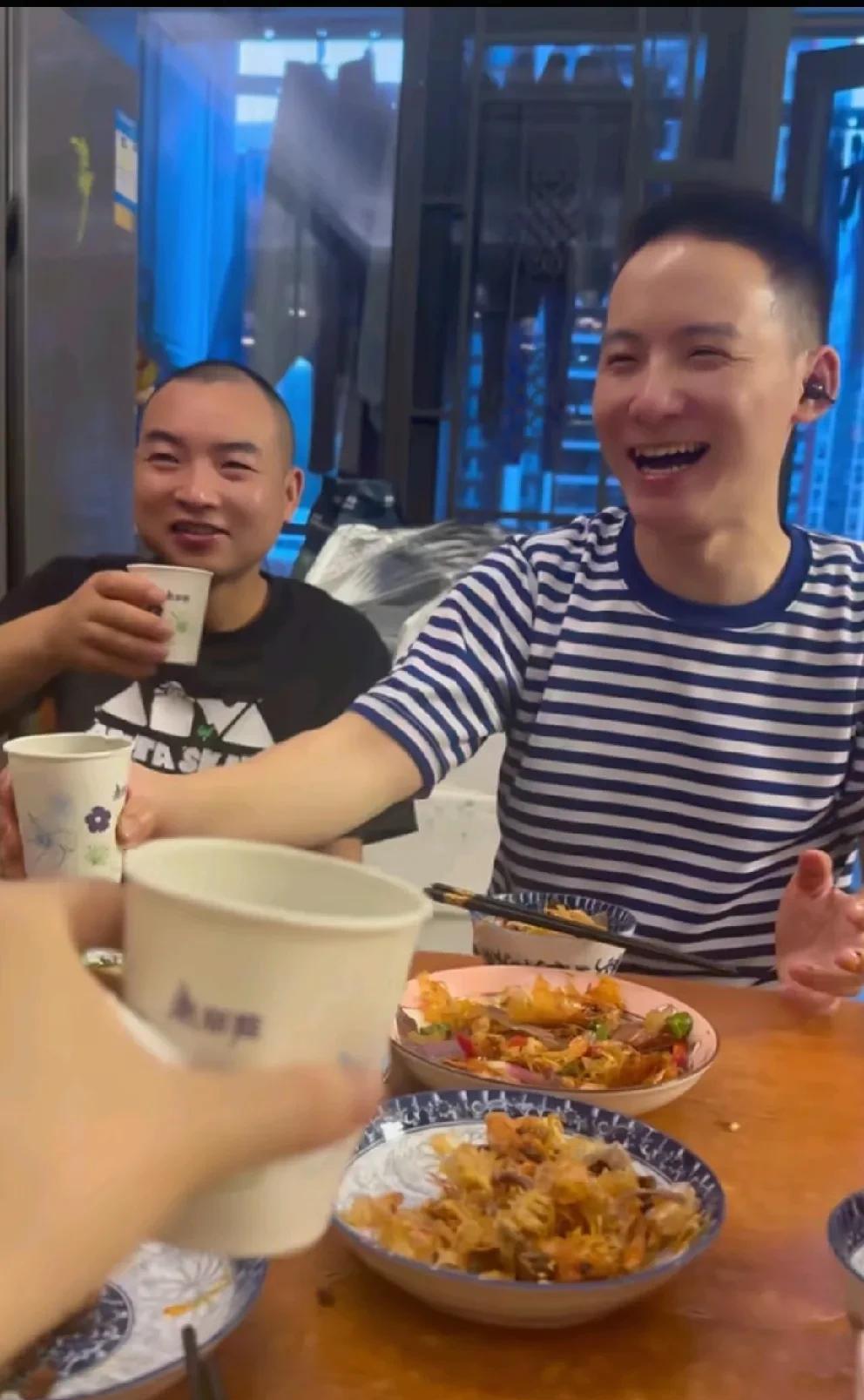感觉谢浩男在妈妈家，是顶梁柱，在爸爸那里，可以做个宝宝。谢浩男六一儿童节，在妈妈