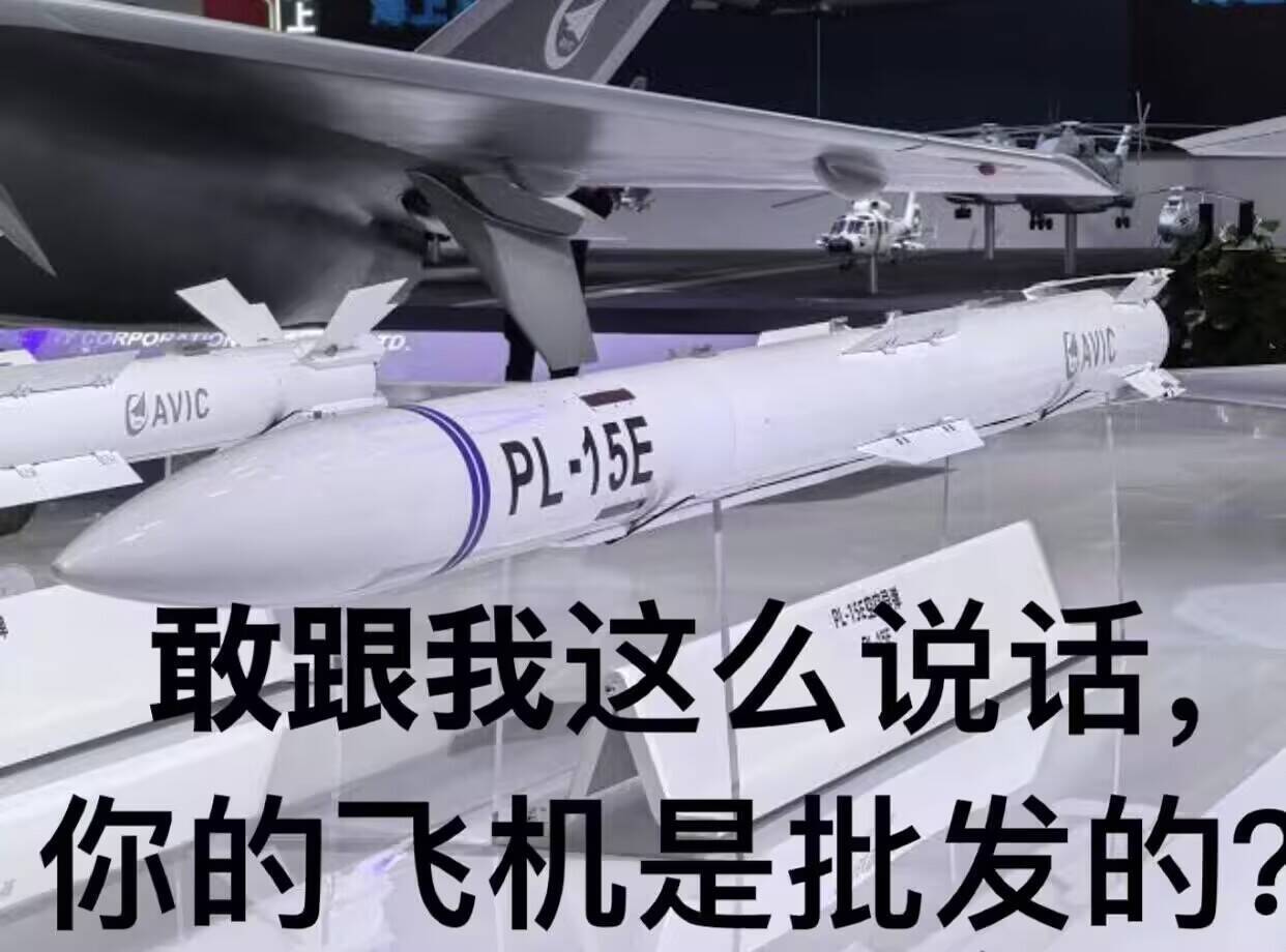 要被这个表情包笑死，三哥家也没余粮啊三哥一脚踹开小巴家大门，摆好一了个耍酷的姿势