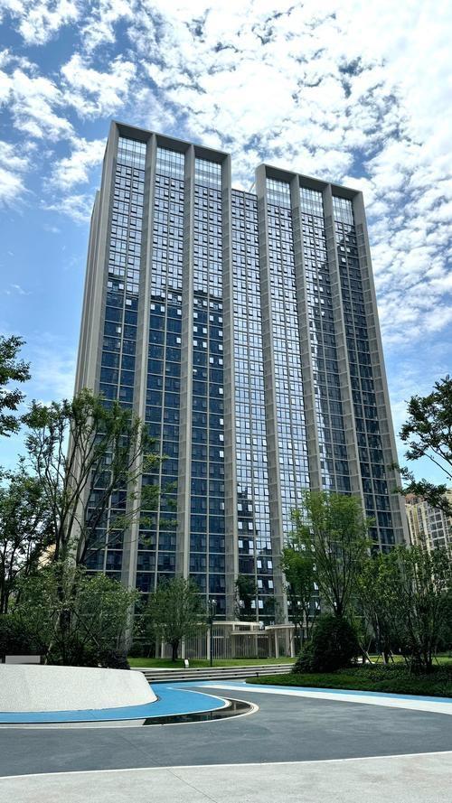 这一番话，让我后背发凉。朋友在投资圈摸爬滚打多年，昨晚他语气严肃地告诉我：“手上