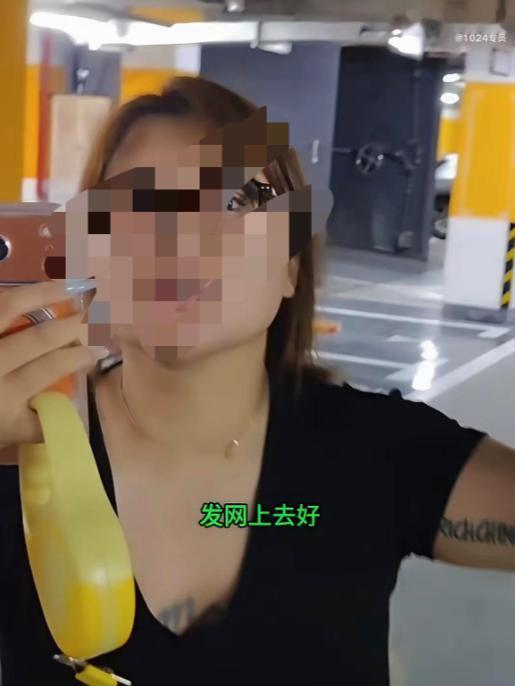 广东佛山，一女子在车库里遛狗不栓绳，一位男业主看见了，上去说了几句，意思是在公共