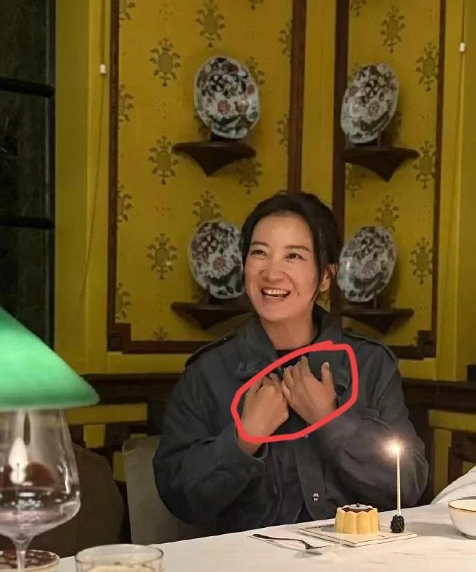 贾玲43岁庆生照引发讨论。照片里她穿着白色运动外套站在蛋糕前，头发利落地扎成马