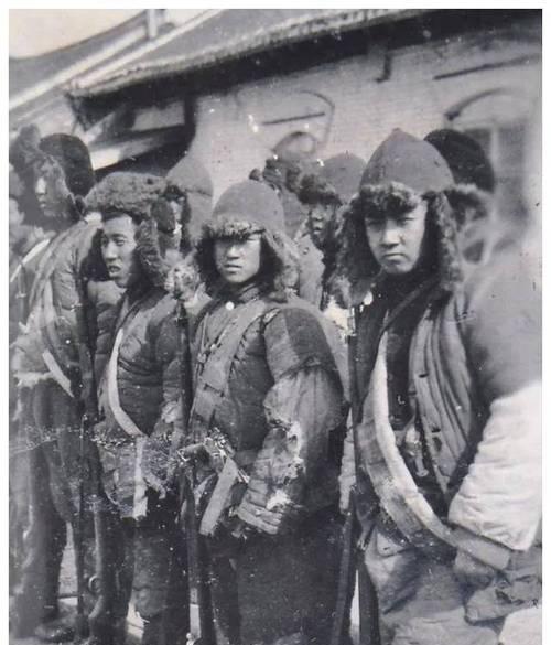 1939年初，东北宁安城边，几个乞丐围在一起，突然“嘎”地一声急刹车，一卡车日军