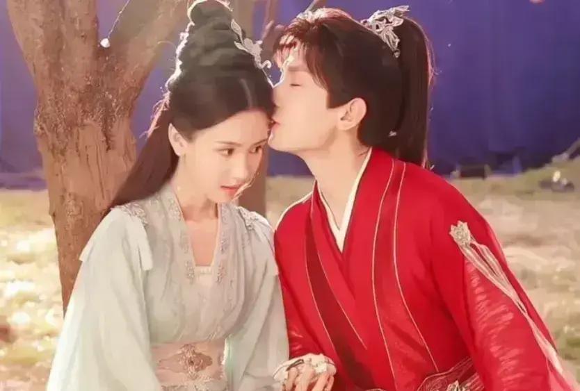 古偶圈现在分两拨人。一边是肖战王一博杨洋，脸一露就自带热搜，平台砸钱也认，