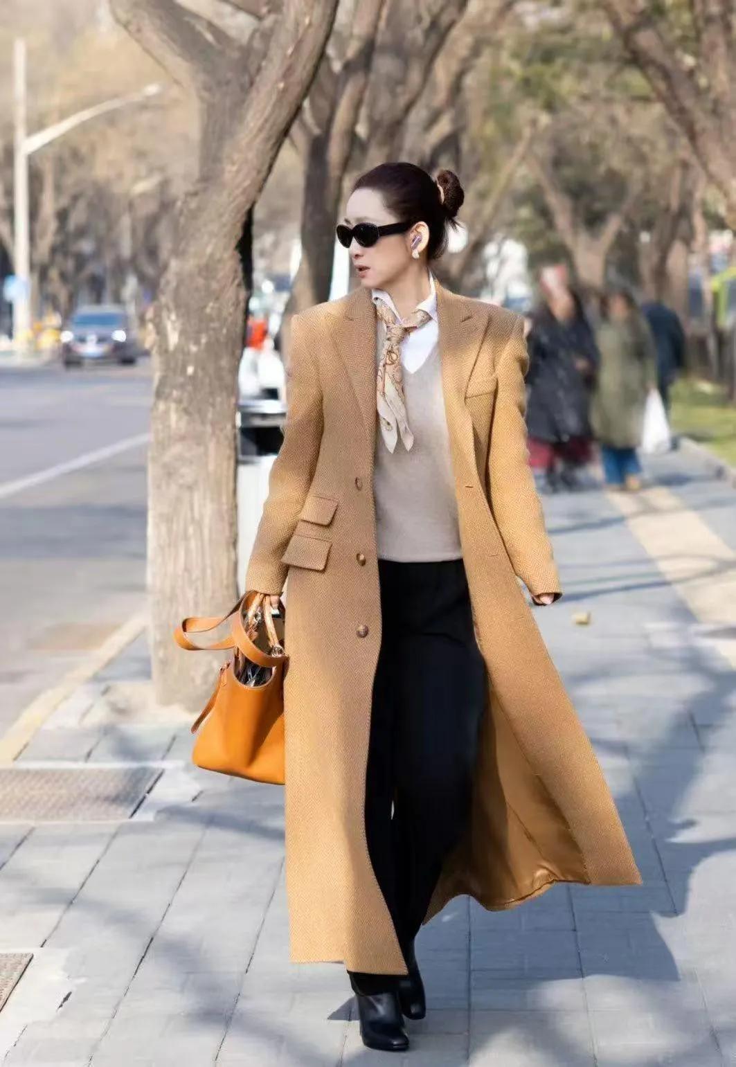 秦海璐这波穿搭我直接锁死🔒驼色大衣一披，丝巾一系，走路都带风！简约又大