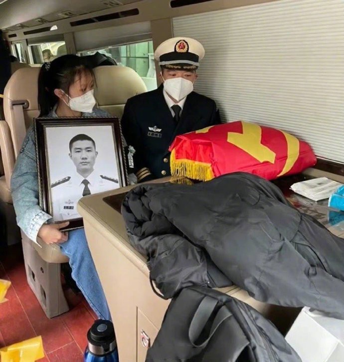 郑福浩，山东聊城东阿籍，海军飞行员；在夜间实战训练时壮烈牺牲，时年仅30岁！中