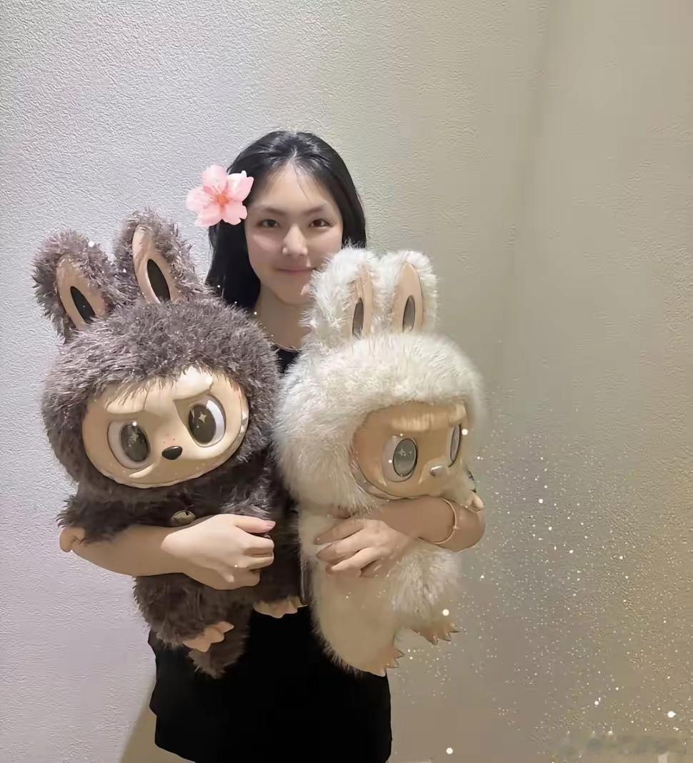 李湘又又又又来晒女儿了，这回炫的是王诗龄抱着大热的Labubu玩偶，果然富婆就是
